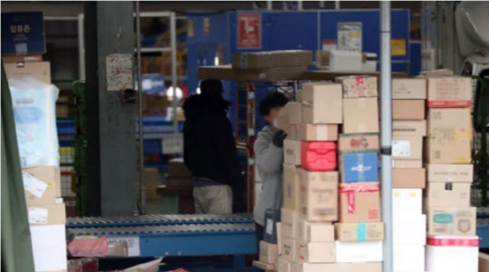 성남터미널에 쌓인 택배 박스들. <연합뉴스>